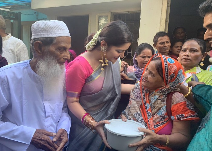 মাংস বিতরণ করেছেন পরীমনি